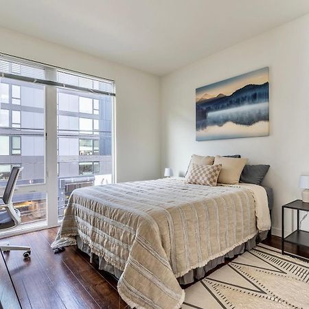 Close Downtown Modern Apartment - Pet Friendly, Wifi, Rooftop Views シアトル エクステリア 写真