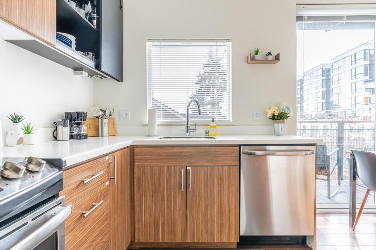 Close Downtown Modern Apartment - Pet Friendly, Wifi, Rooftop Views シアトル エクステリア 写真
