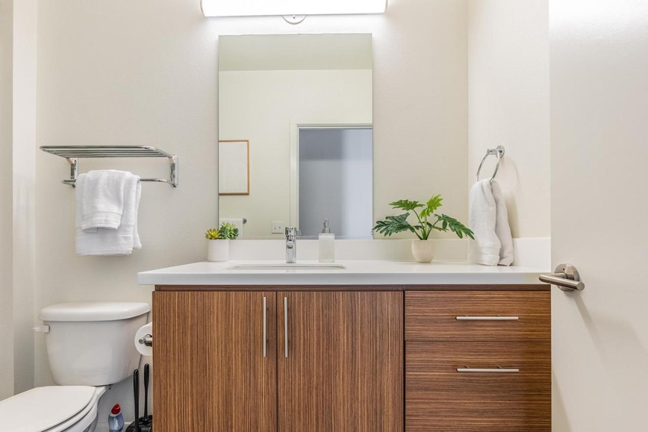 Close Downtown Modern Apartment - Pet Friendly, Wifi, Rooftop Views シアトル エクステリア 写真