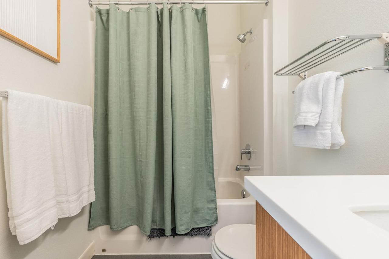 Close Downtown Modern Apartment - Pet Friendly, Wifi, Rooftop Views シアトル エクステリア 写真