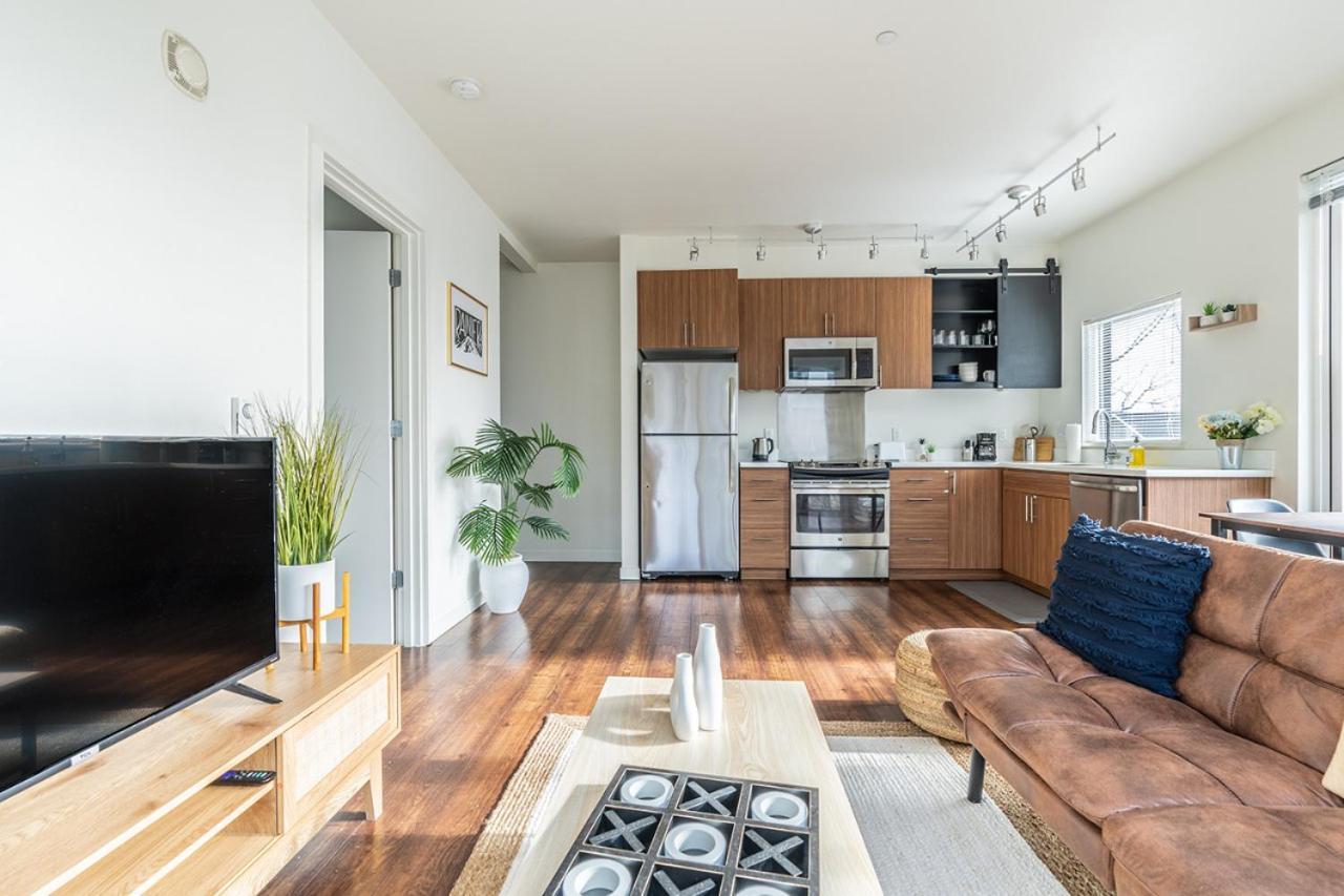 Close Downtown Modern Apartment - Pet Friendly, Wifi, Rooftop Views シアトル エクステリア 写真